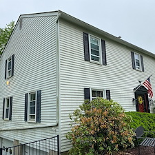 House-washing-Soft-washing-an-oxidized-aluminum-siding-home-in-Easton-PA 0