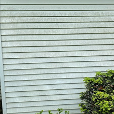 House-washing-Soft-washing-an-oxidized-aluminum-siding-home-in-Easton-PA 2