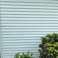 House-washing-Soft-washing-an-oxidized-aluminum-siding-home-in-Easton-PA 3